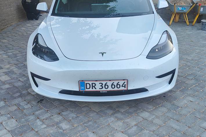 Hvid Tesla Model 3 fra 2021