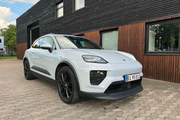Blå Porsche Macan 4 fra 2025 set udefra