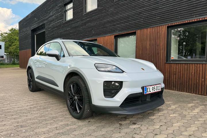 Blå Porsche Macan 4 fra 2025 set udefra
