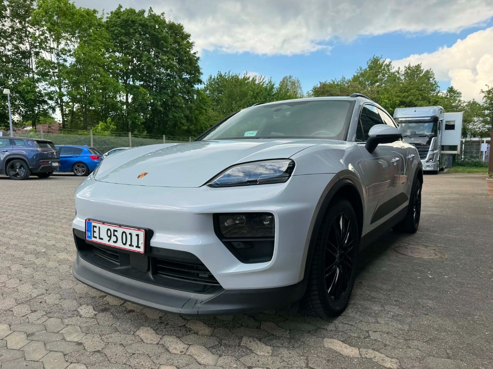 Blå Porsche Macan 4 fra 2025