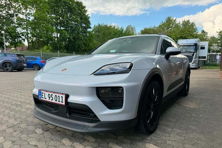 Blå Porsche Macan 4 fra 2025