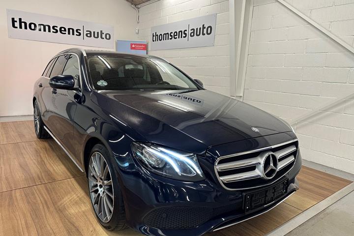 Blå Mercedes E220 d fra 2017 set udefra