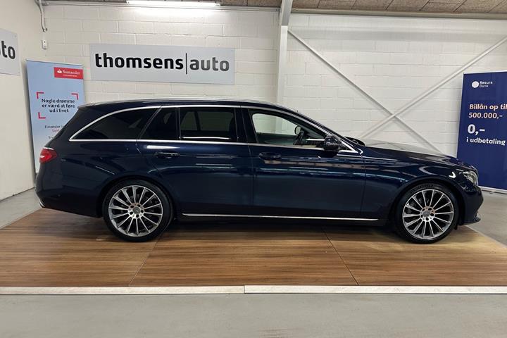Blå Mercedes E220 d fra 2017