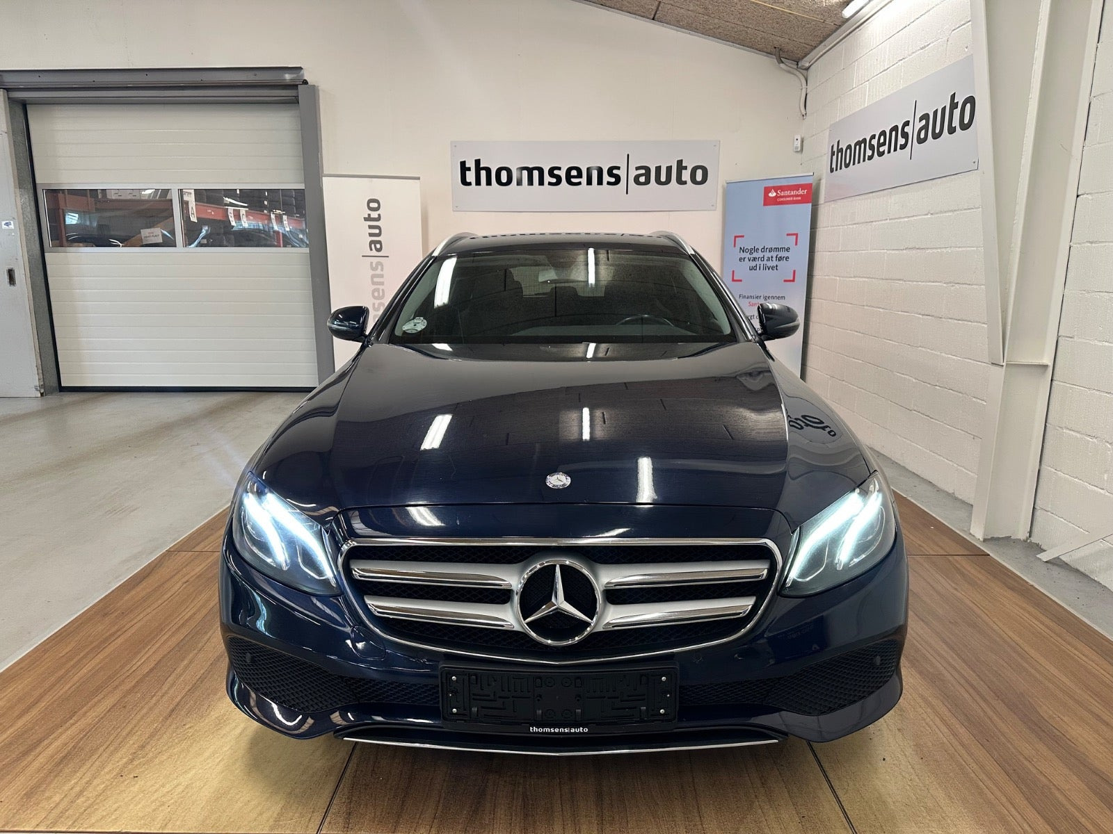 Blå Mercedes E220 d fra 2017