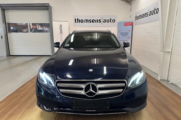 Blå Mercedes E220 d fra 2017