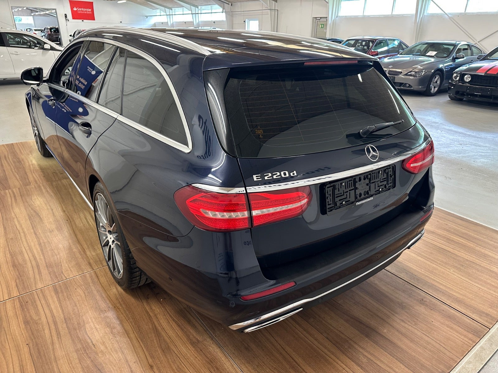 Blå Mercedes E220 d fra 2017
