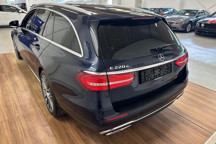 Blå Mercedes E220 d fra 2017