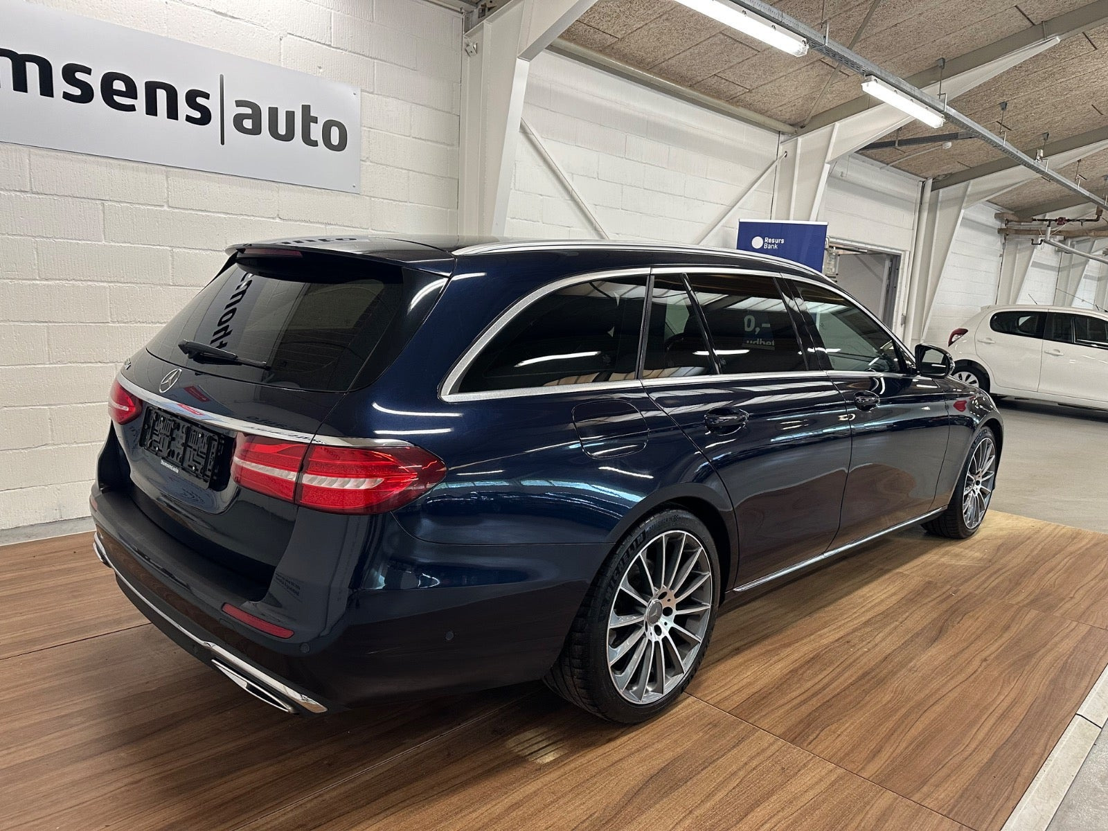 Blå Mercedes E220 d fra 2017