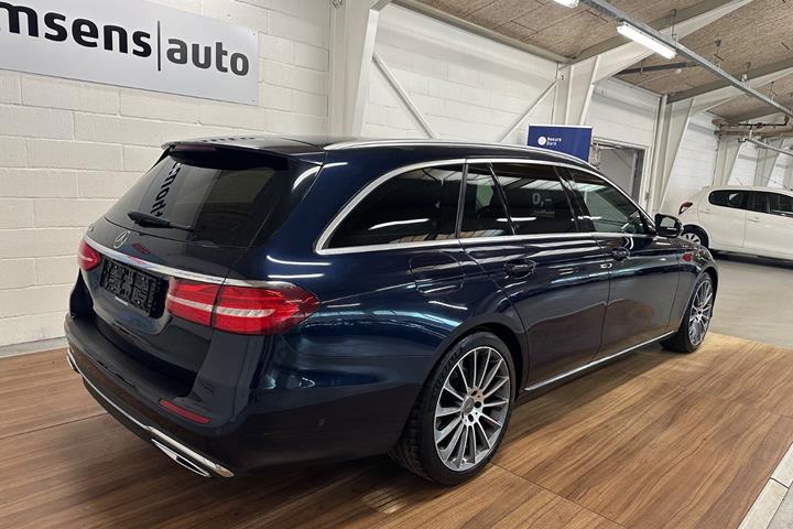 Blå Mercedes E220 d fra 2017