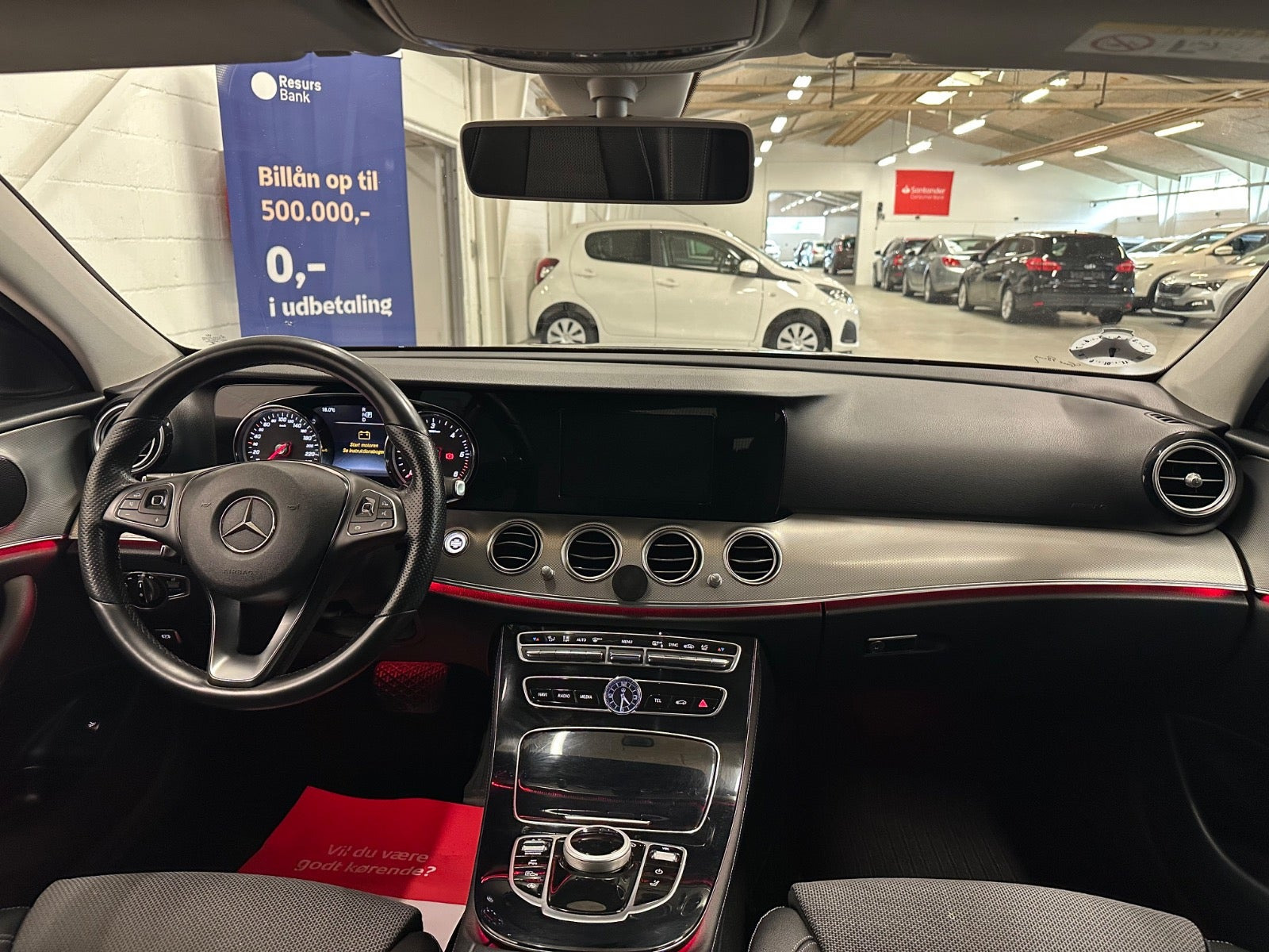 Blå Mercedes E220 d fra 2017