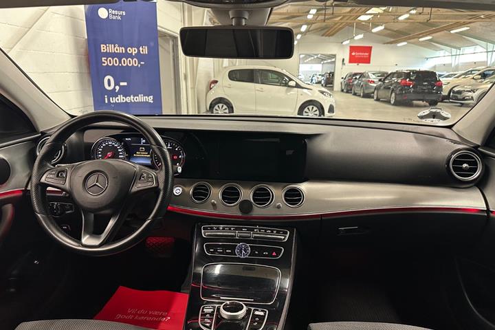 Blå Mercedes E220 d fra 2017