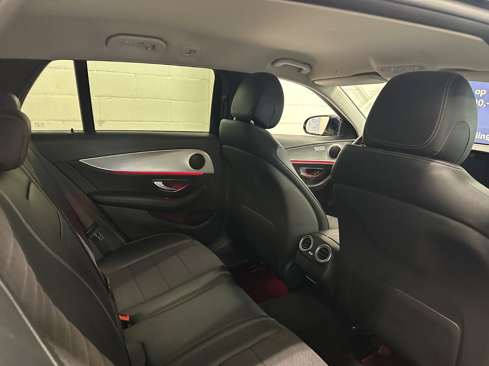 Blå Mercedes E220 d fra 2017