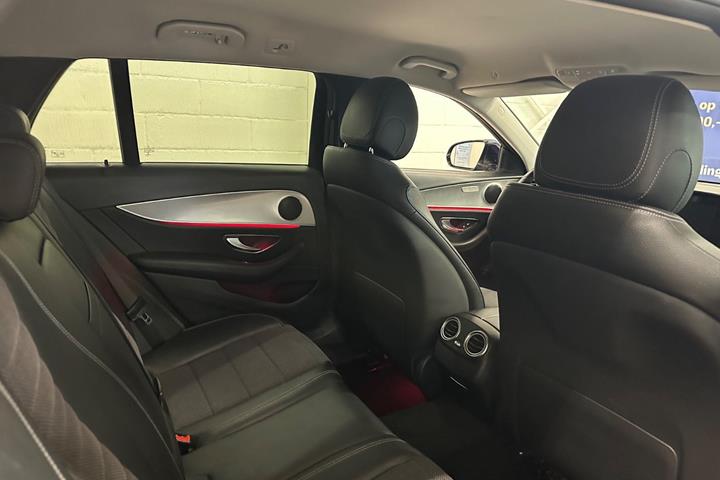 Blå Mercedes E220 d fra 2017