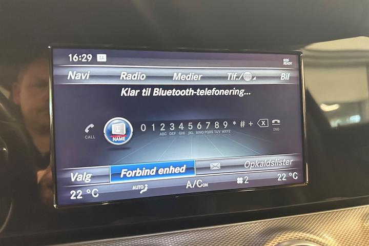 Blå Mercedes E220 d fra 2017