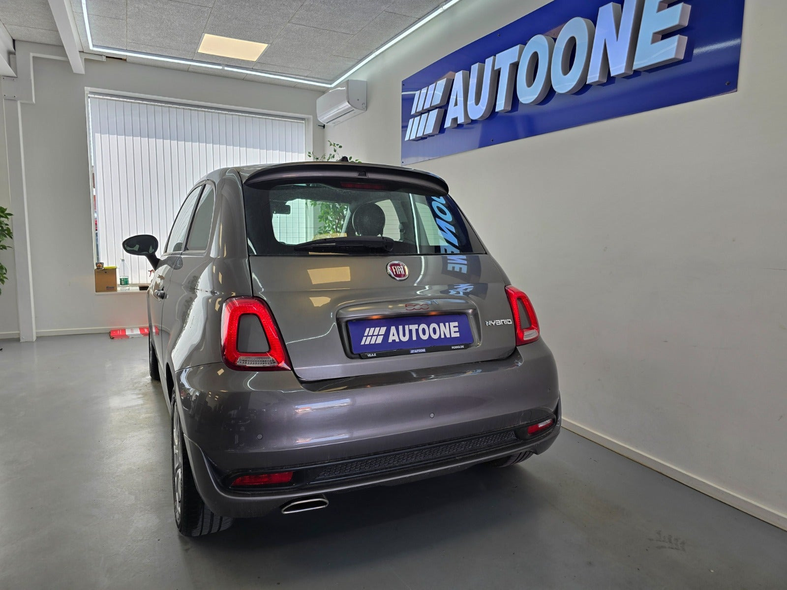 Grå Fiat 500 fra 2021