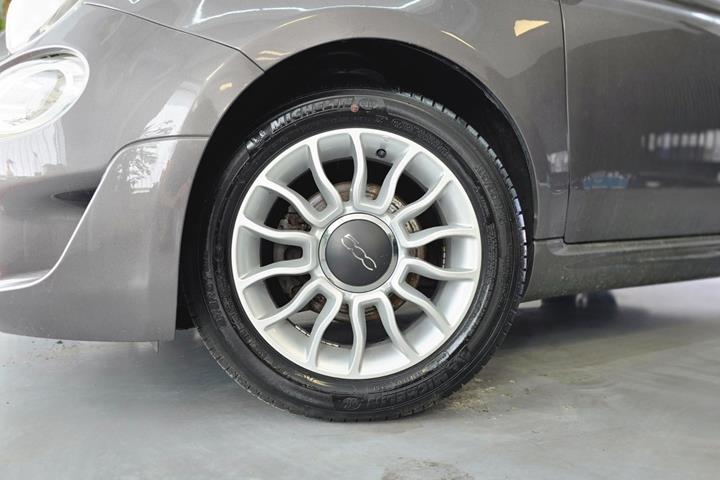 Grå Fiat 500 fra 2021