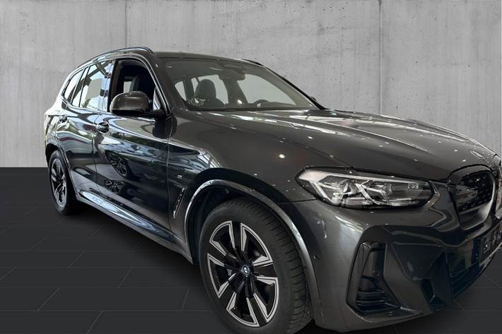 Grå BMW iX3 fra 2023