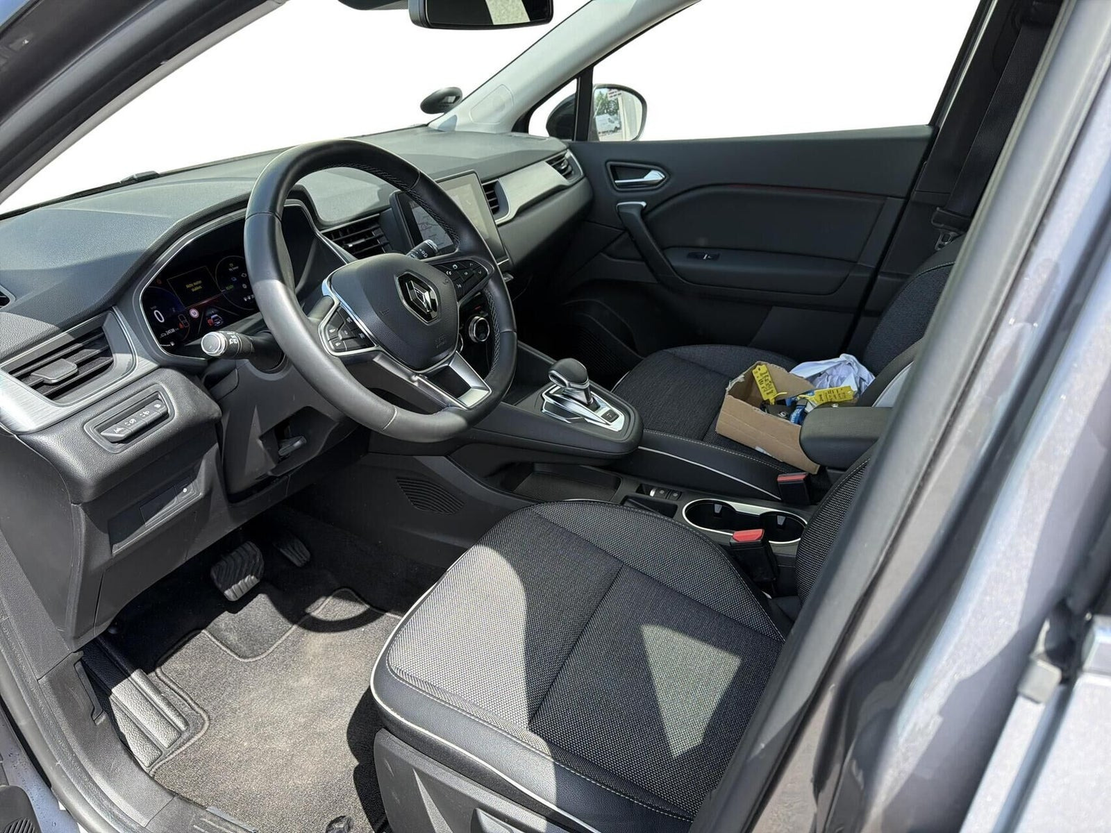 Grå Renault Captur fra 2021