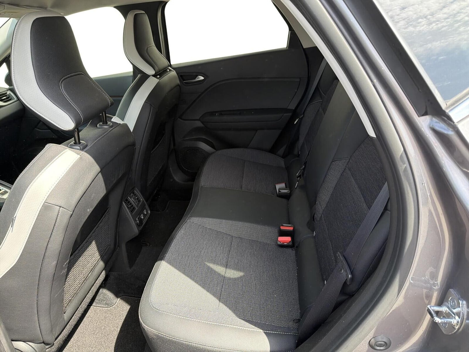 Grå Renault Captur fra 2021