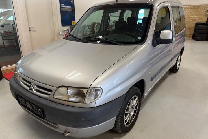 Sølv Citroën Berlingo fra 1999 set udefra