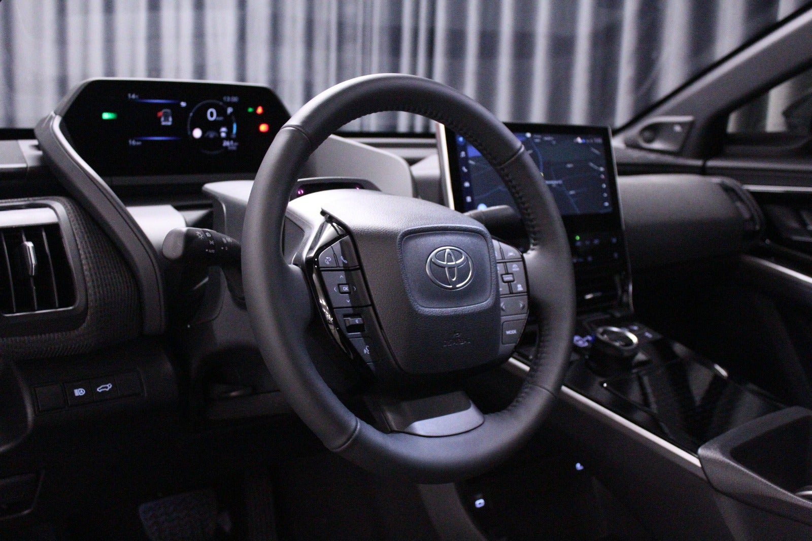 Grå Toyota BZ4X fra 2025