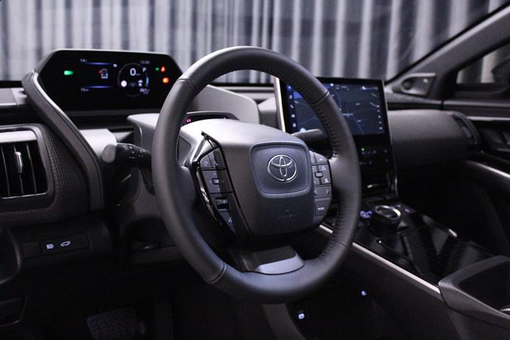 Grå Toyota BZ4X fra 2025