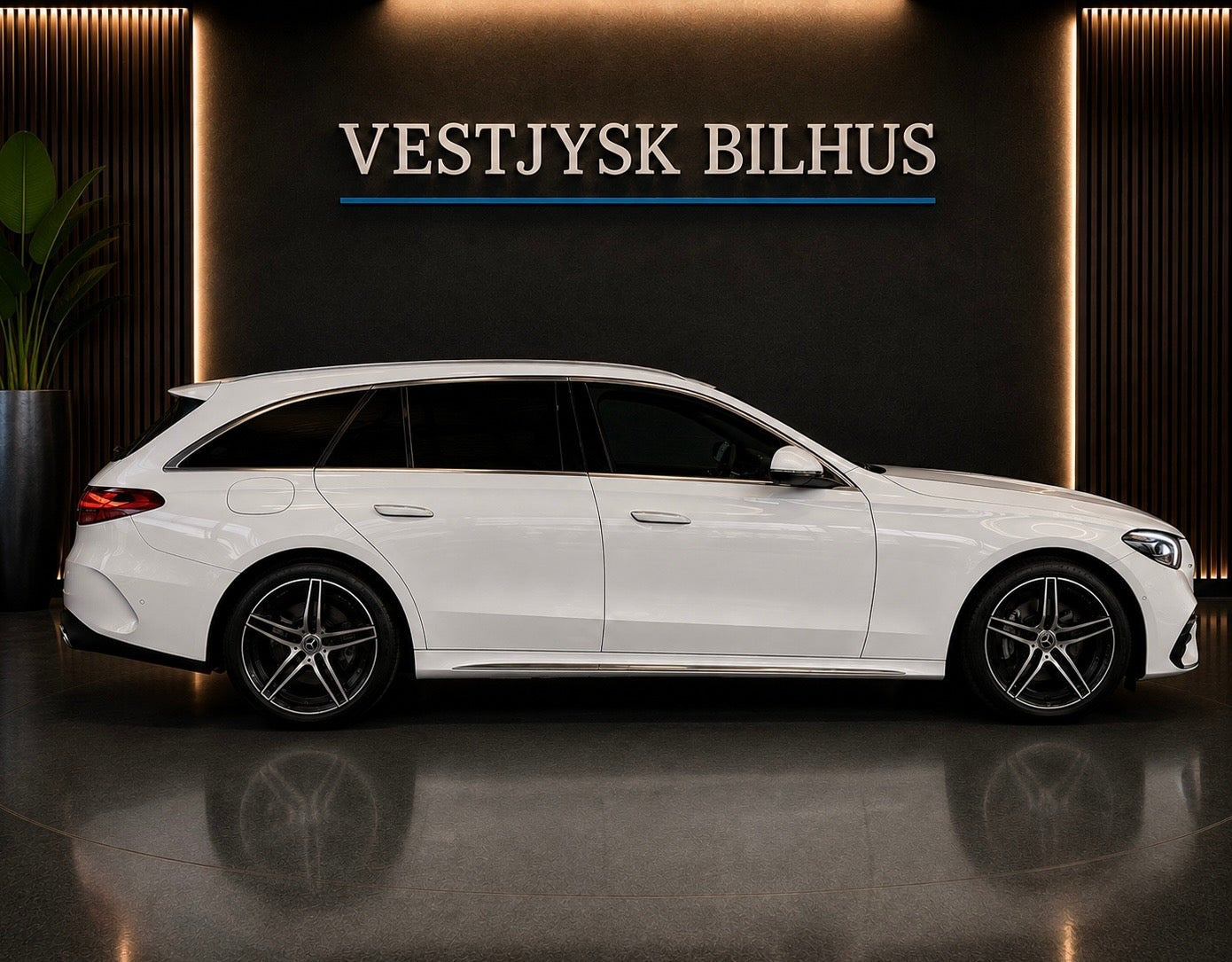 Hvid Mercedes E300 e fra 2025