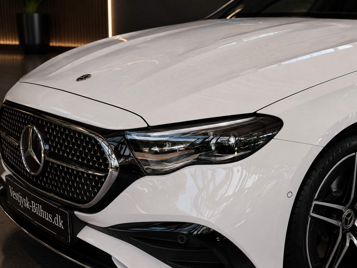 Hvid Mercedes E300 e fra 2025