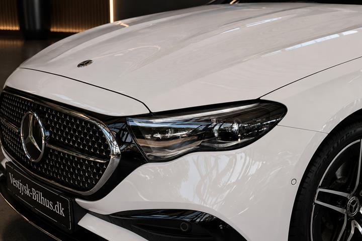 Hvid Mercedes E300 e fra 2025