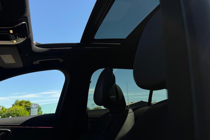 Hvid Mercedes E300 e fra 2025