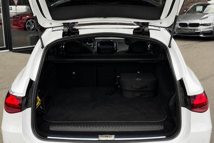 Hvid Mercedes E300 e fra 2025