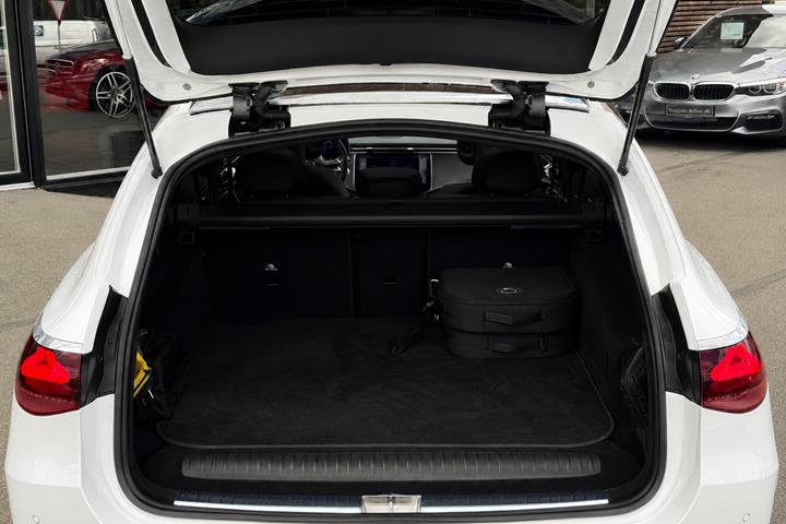 Hvid Mercedes E300 e fra 2025