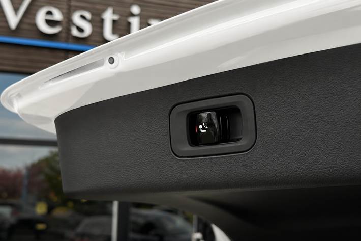 Hvid Mercedes E300 e fra 2025