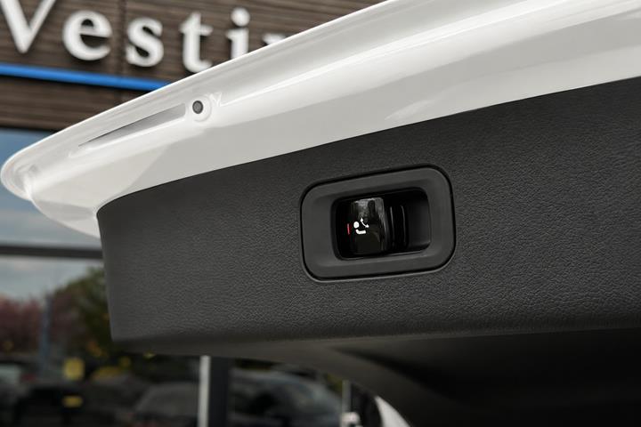 Hvid Mercedes E300 e fra 2025