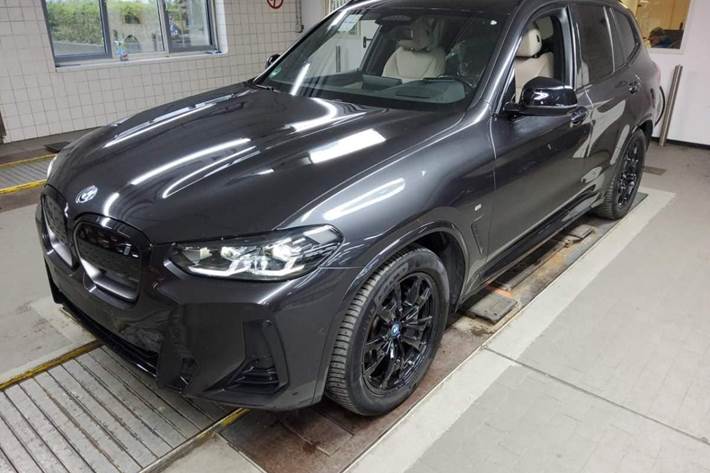 Grå BMW iX3 fra 2023