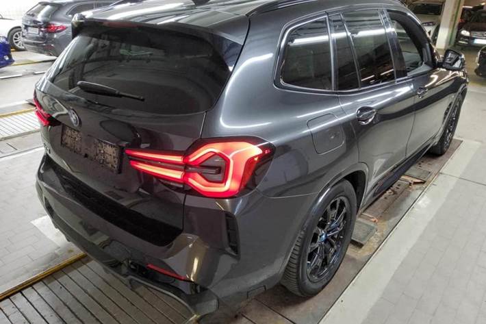 Grå BMW iX3 fra 2023
