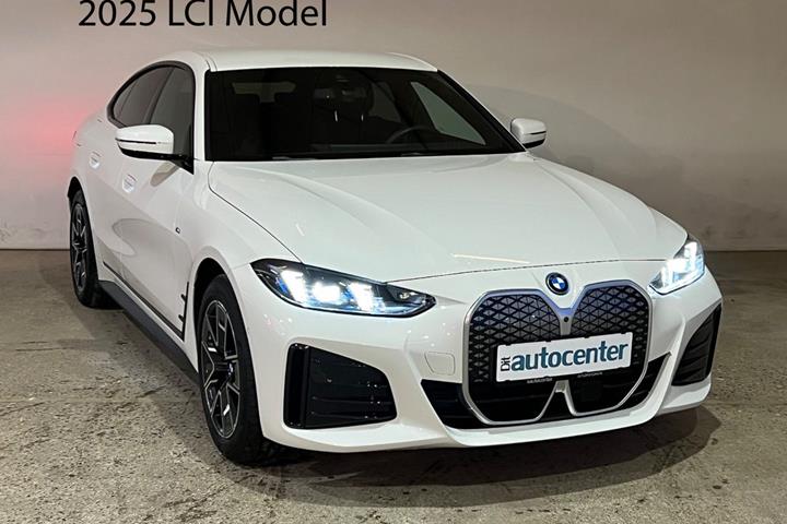 Hvid BMW i4 fra 2025 set udefra