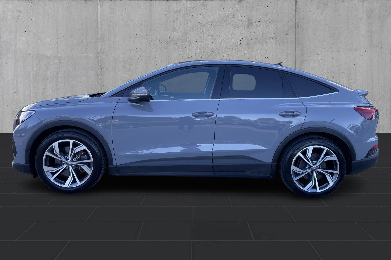 Grå Audi Q4 e-tron fra 2022
