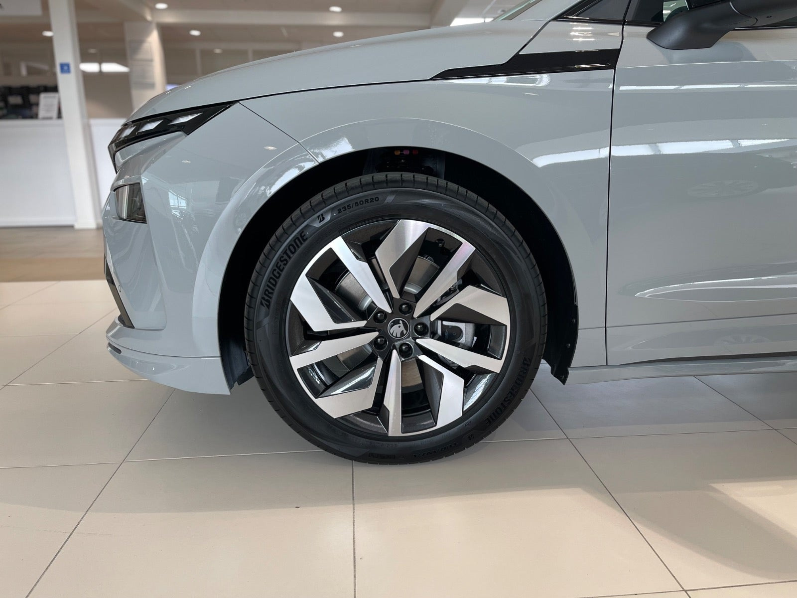 Grå Skoda Enyaq fra 2026