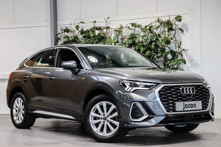 Grå Audi Q3 fra 2023