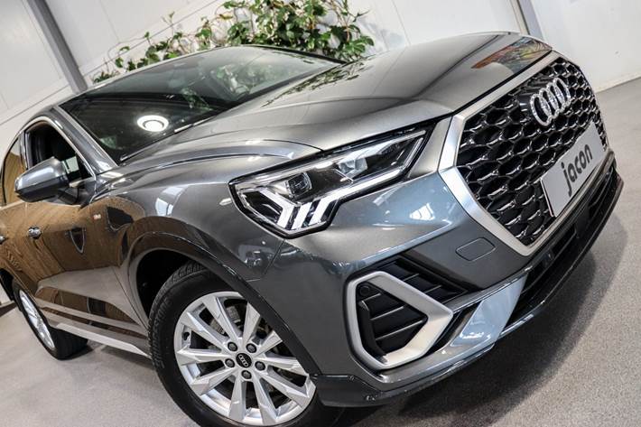Grå Audi Q3 fra 2023