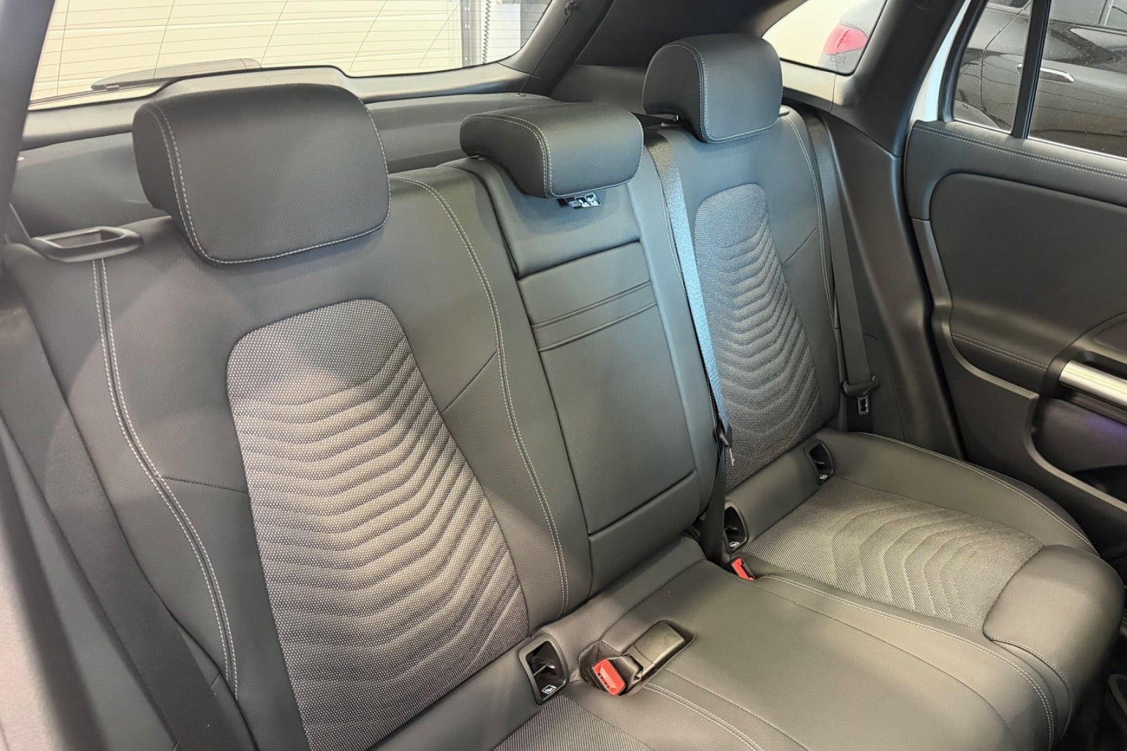 Hvid Mercedes EQA250 fra 2025