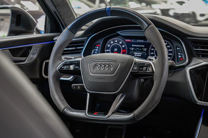 Grå Audi RS6 fra 2020