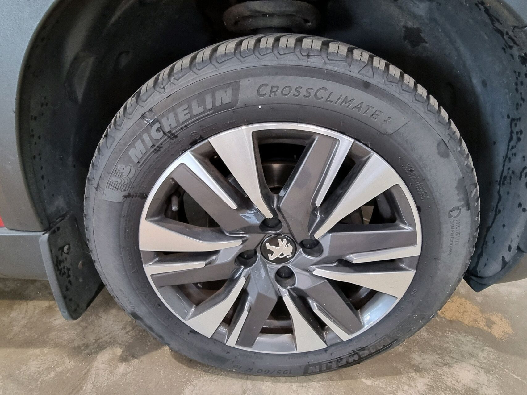 Rød Peugeot 2008 fra 2019
