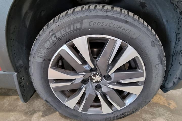 Rød Peugeot 2008 fra 2019
