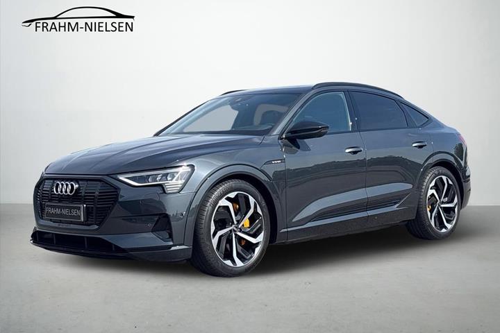 Grå Audi e-tron fra 2021 set udefra