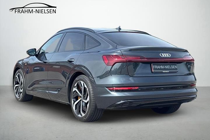 Grå Audi e-tron fra 2021
