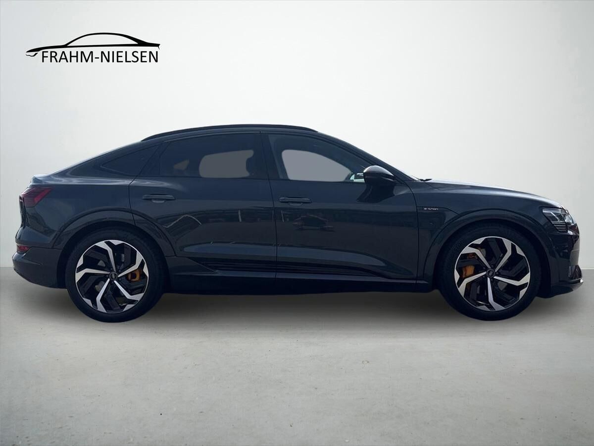 Grå Audi e-tron fra 2021