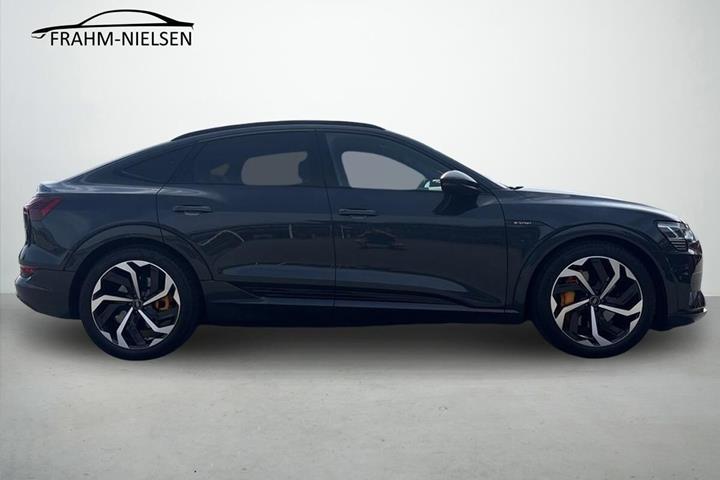 Grå Audi e-tron fra 2021