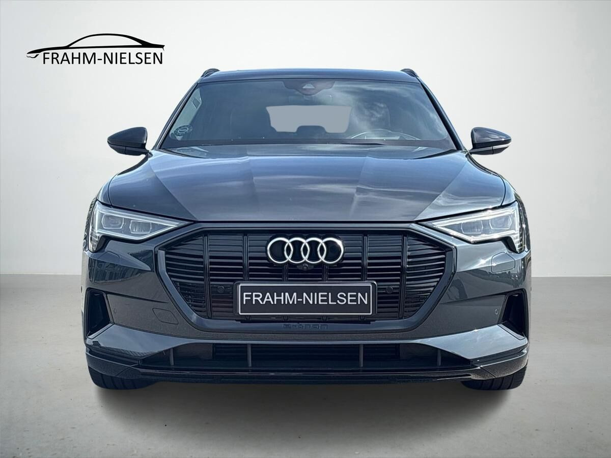 Grå Audi e-tron fra 2021
